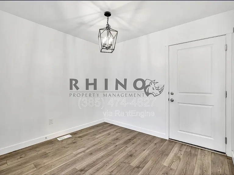 880 N Herman Dr — Photo 14