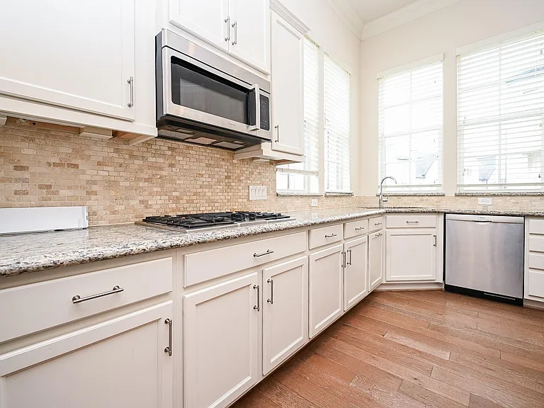 9546 London Bridge Sta — Photo 19