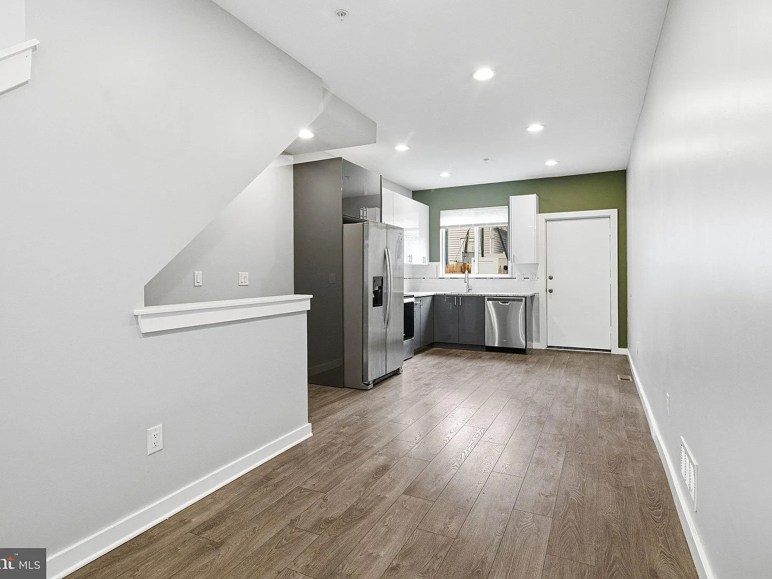3 bed, 2.5 bath, 1605 sqft, $2,400 — Photo 3