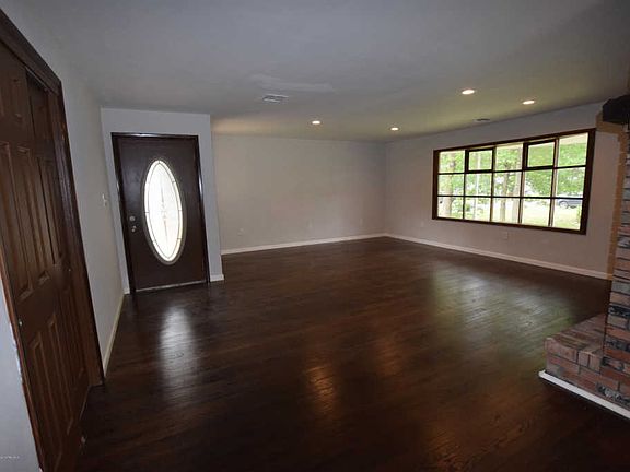 4th image of 828 Tappan St