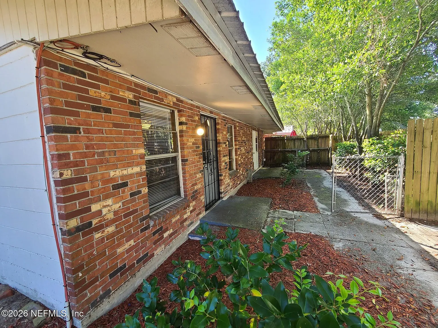 2 bed, 1.0 bath, 912 sqft, $1,400 — Photo 2