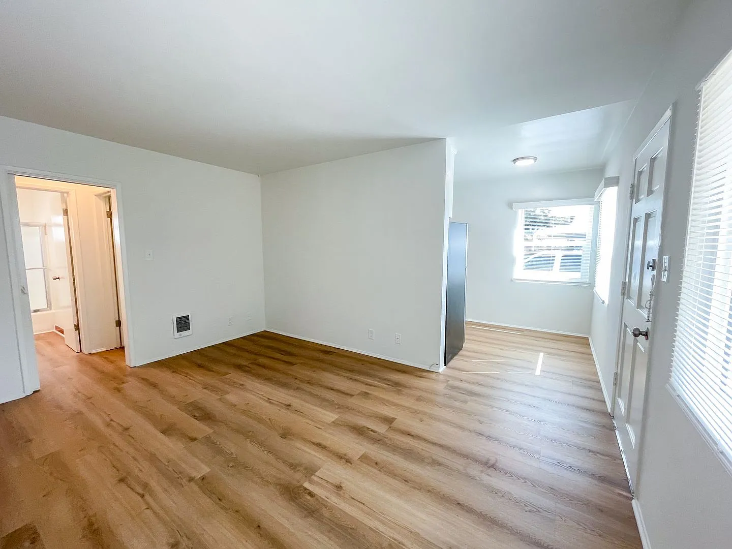511 N Serrano Ave — Photo 3