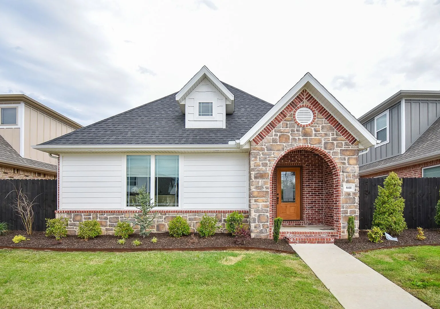 Luxurious 4 Bedroom, 3.5 Bathroom Home In Fayetteville, AR — Photo 1