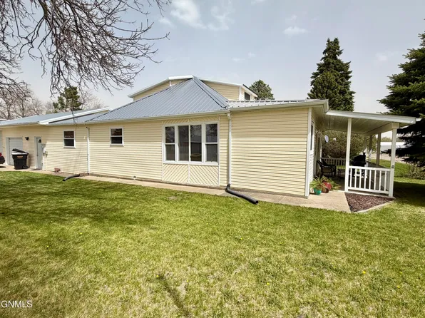 224 1st St W, Center, ND 58530
