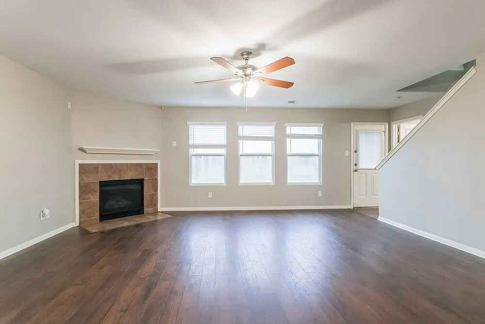 4 bed, 3.0 bath, 2292 sqft, $1,925 — Photo 4