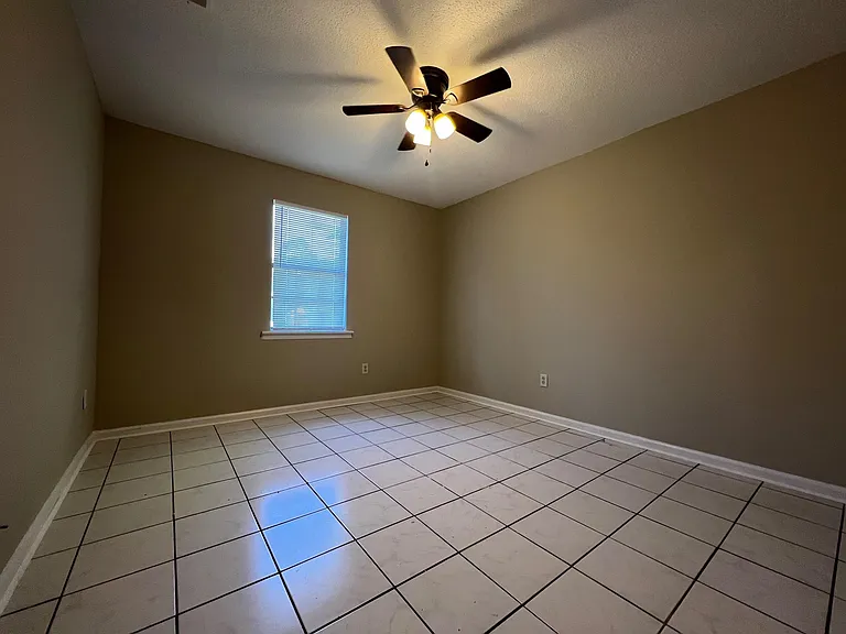 813 Robin Hood Trl — Photo 3
