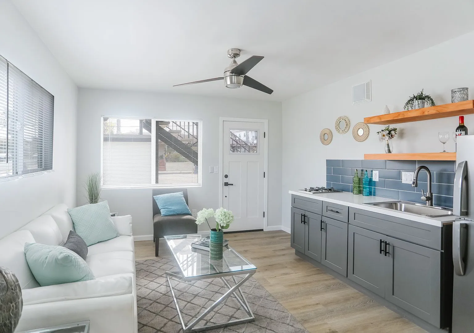 Available Now! Highly Desired Crown Point/Pacific Beach Junior 1BD/1 BA Apartment! — Photo 4