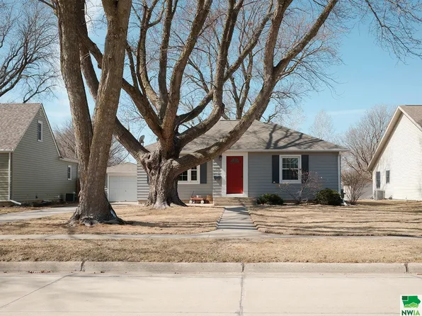 110 Florida Ave SW, Orange City, IA 51041