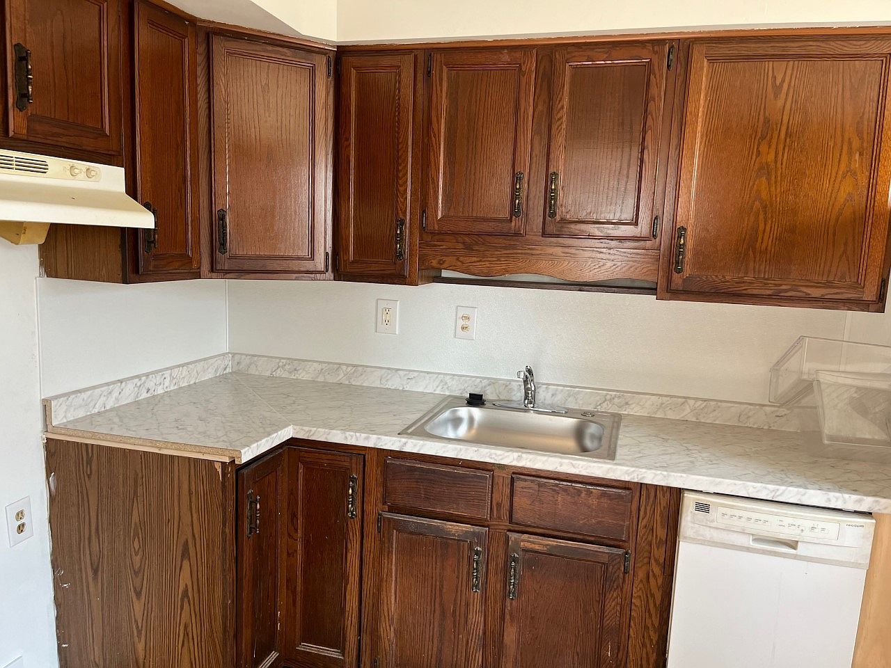 21335 Kingsville St Apt 105, Harper Woods, MI 48225