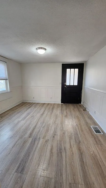 2 bed, 1.0 bath, 837 sqft, $1,400 — Photo 2