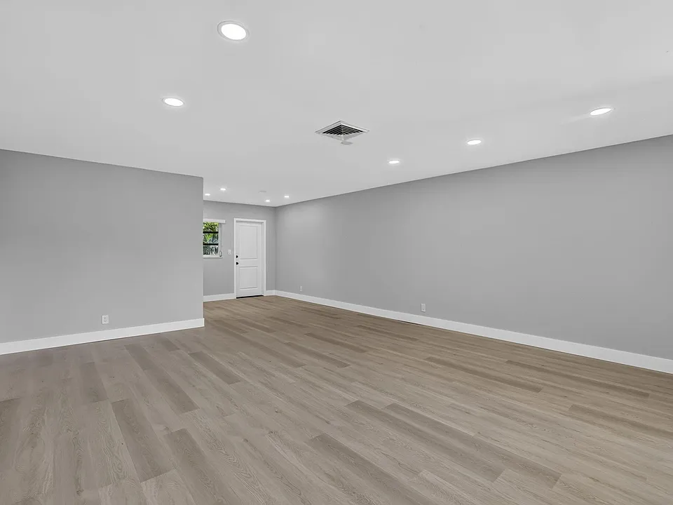 2755 NE 28th Ave #E2