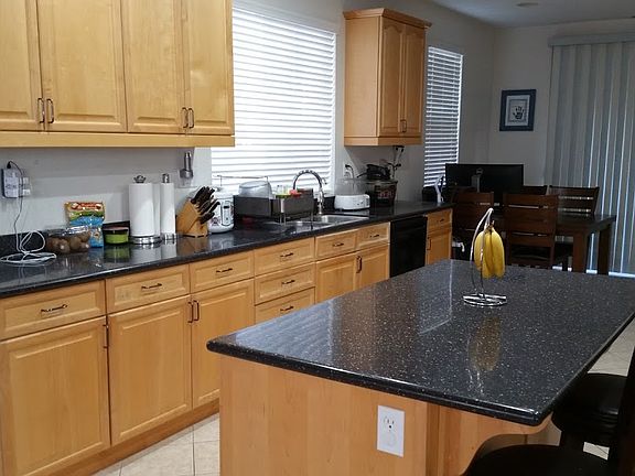 Kitchen w/island & granite!