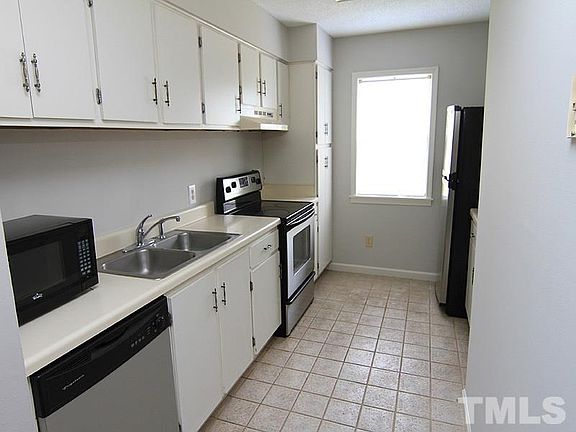 3rd image of 148 Kingsbury Dr #13-C