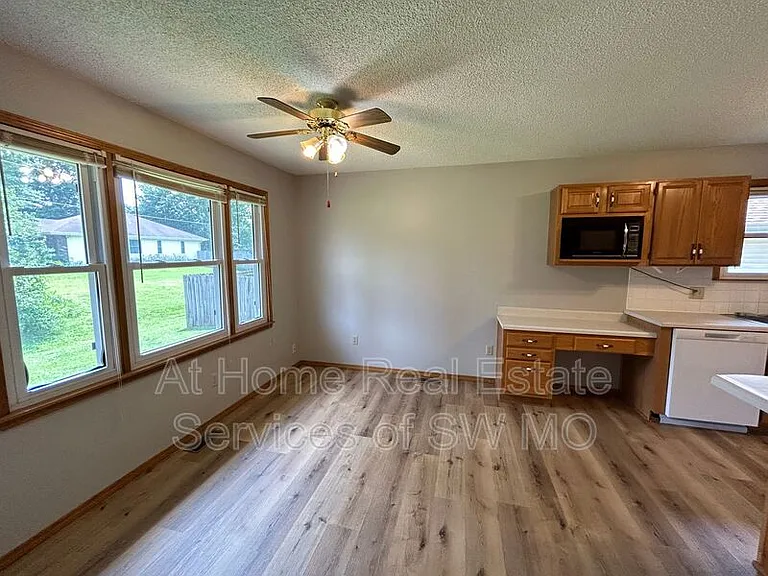 306 W Hunter Dr — Photo 3
