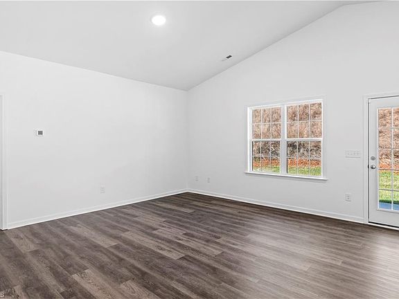 5th image of 275 Waylon Ct