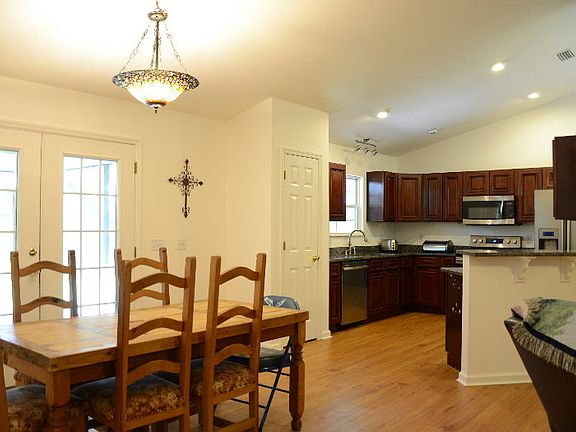 3rd image of 140 SW Vermont Way