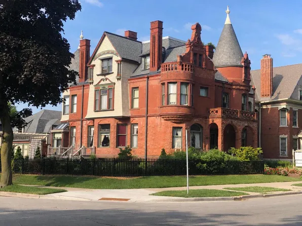 3209 W Wells STREET, Milwaukee, WI 53208