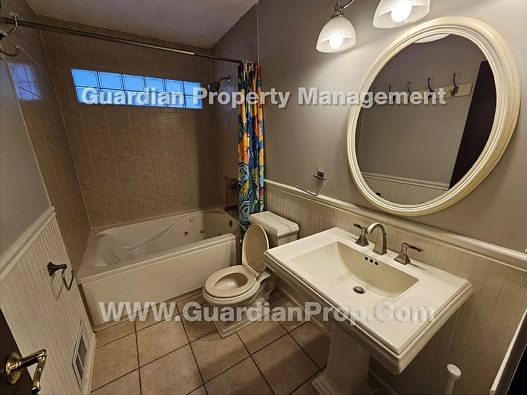 3335 Urbandale Ln N — Photo 12