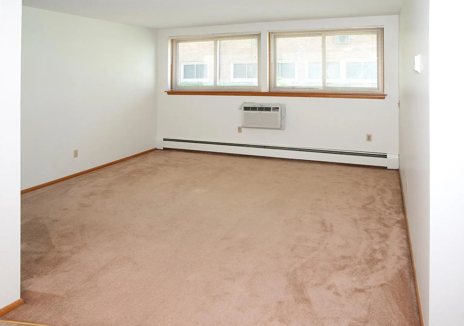 Plaza Apartments — Photo 4