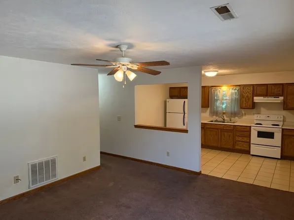 206 N Meek St #D, Eureka, IL 61530