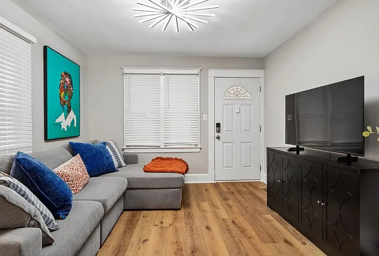 3 bed, 918 sqft, $4,500 — Photo 3