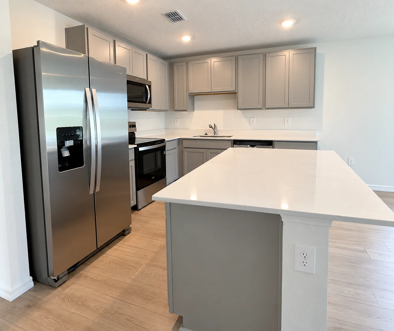 5 bed, 1739 sqft, $2,100 — Photo 3