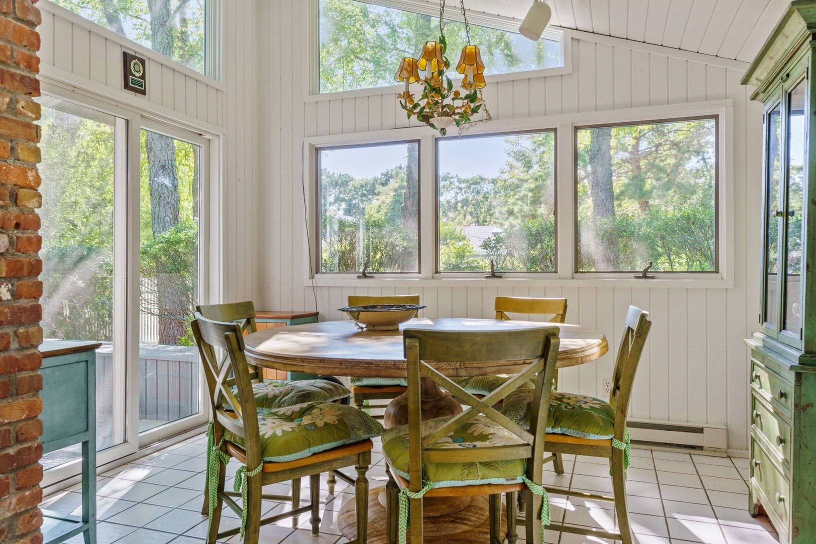  Bright Dining Room
