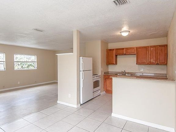 5th image of 4921 Anzio St