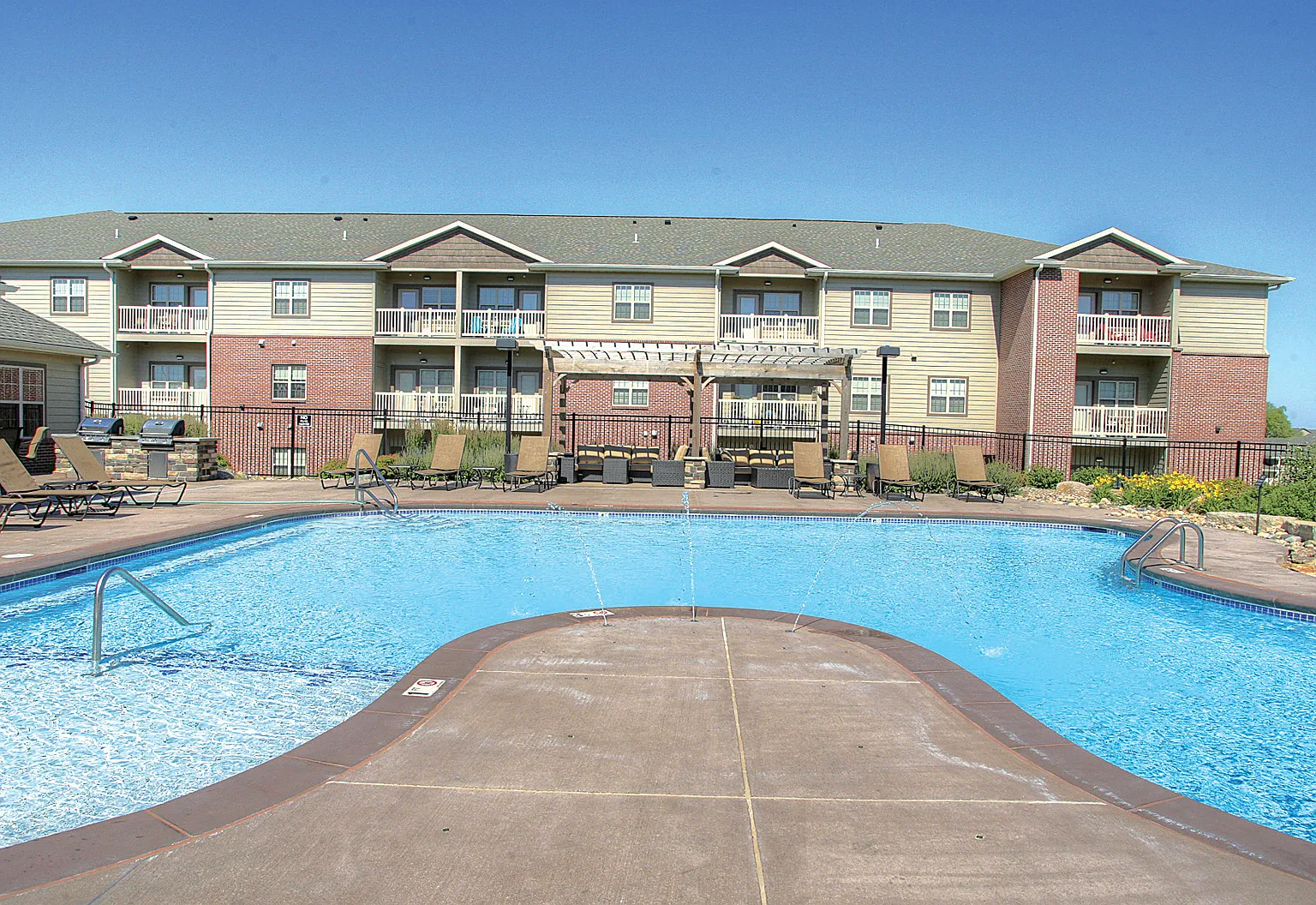 Summit Falls Apartments & Townhomes — Photo 4