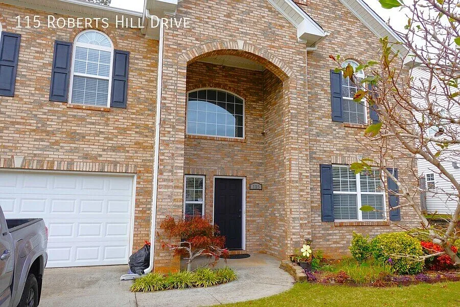 4 bed, 2.5 bath, 2470 sqft, $2,190 — Photo 1