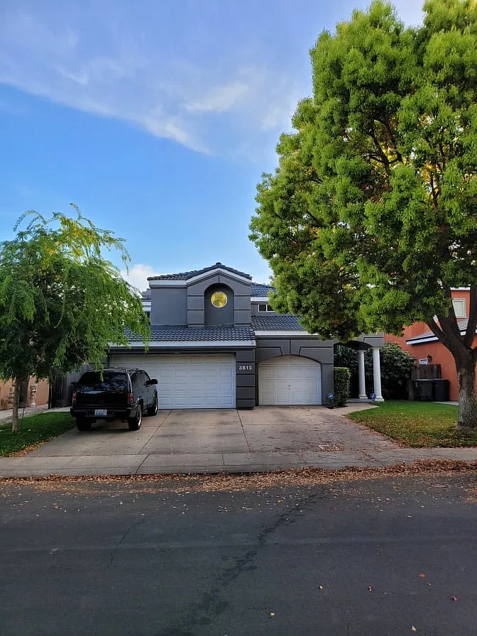4 bed, 2400 sqft, $850 — Photo 1