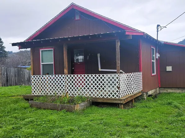 930 C Ave, Powers, OR 97466