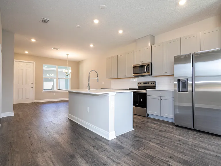 16350 Hamlin View St — Photo 2