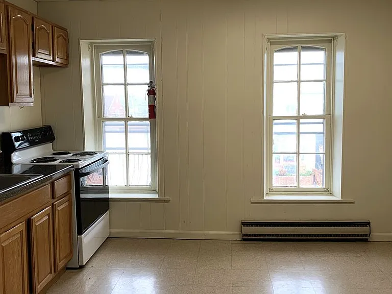 212 E King St — Photo 3