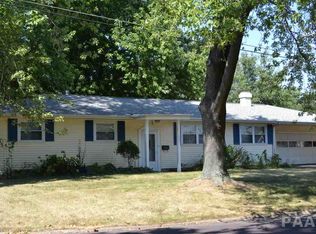 1507 Hilltop Dr, Pekin, IL 61554