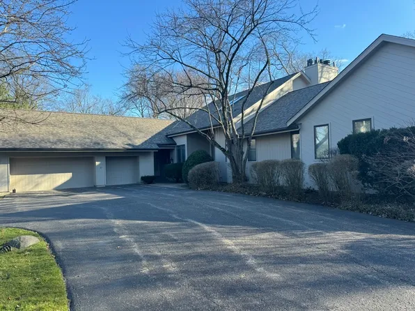 61 Stonegate Rd, Lake Forest, IL 60045