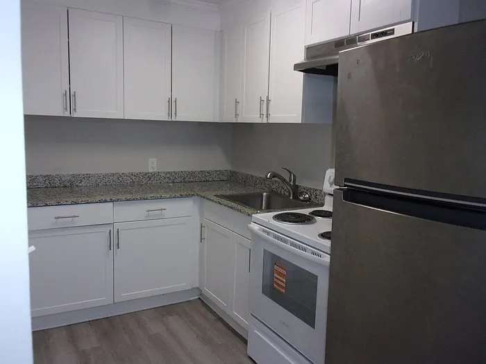 1045 W Meadow Dr #B — Photo 4
