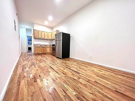 4th image of 23 Meserole St #1B