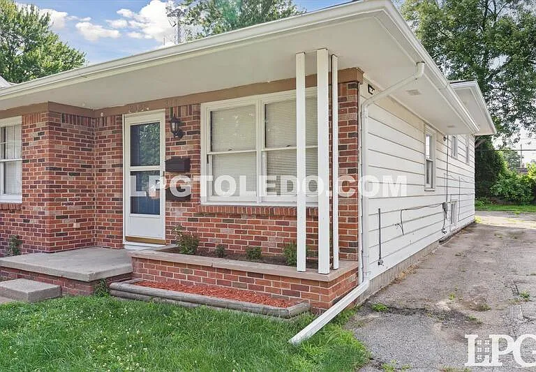 3145 Sherbrooke Rd — Photo 2