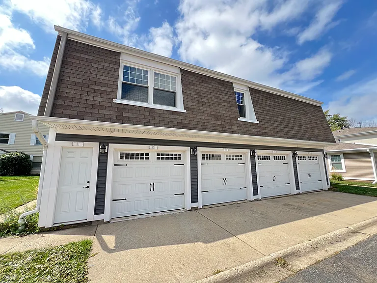 358 E Farmingdale Cir — Photo 15