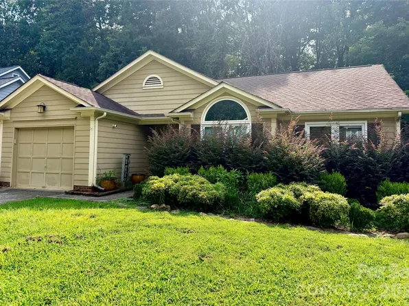 8701 Hornwood Ct, Charlotte, NC 28215