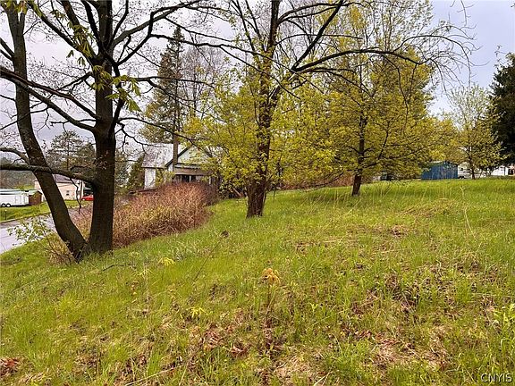 5th image of 802 Main St