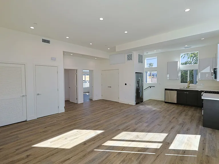 2616 Wellington Rd — Photo 9