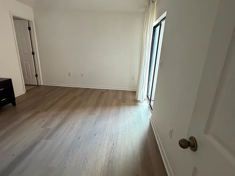 2214 Victoria Dr — Photo 3
