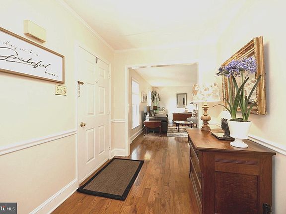 5th image of 883 Twickensham Ct