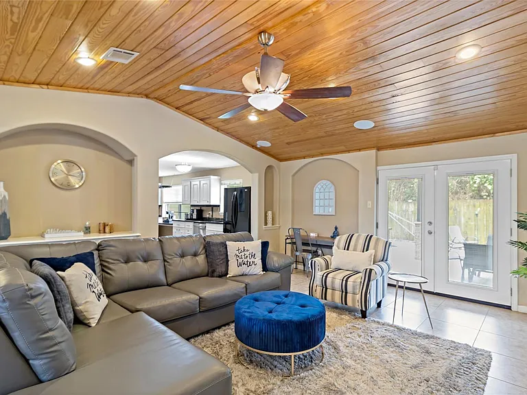 1405 Delabrook Ct — Photo 5