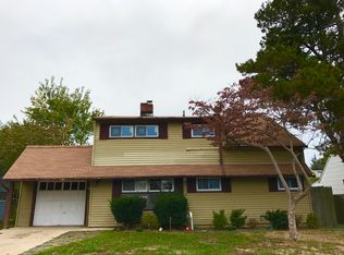 18 Fawn Ln, Westbury, NY 11590