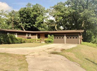 2233 S Pow Wow Trl, Beloit, WI 53511