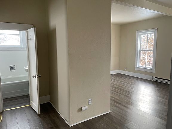 5th image of 826 E Chelan Ave #B