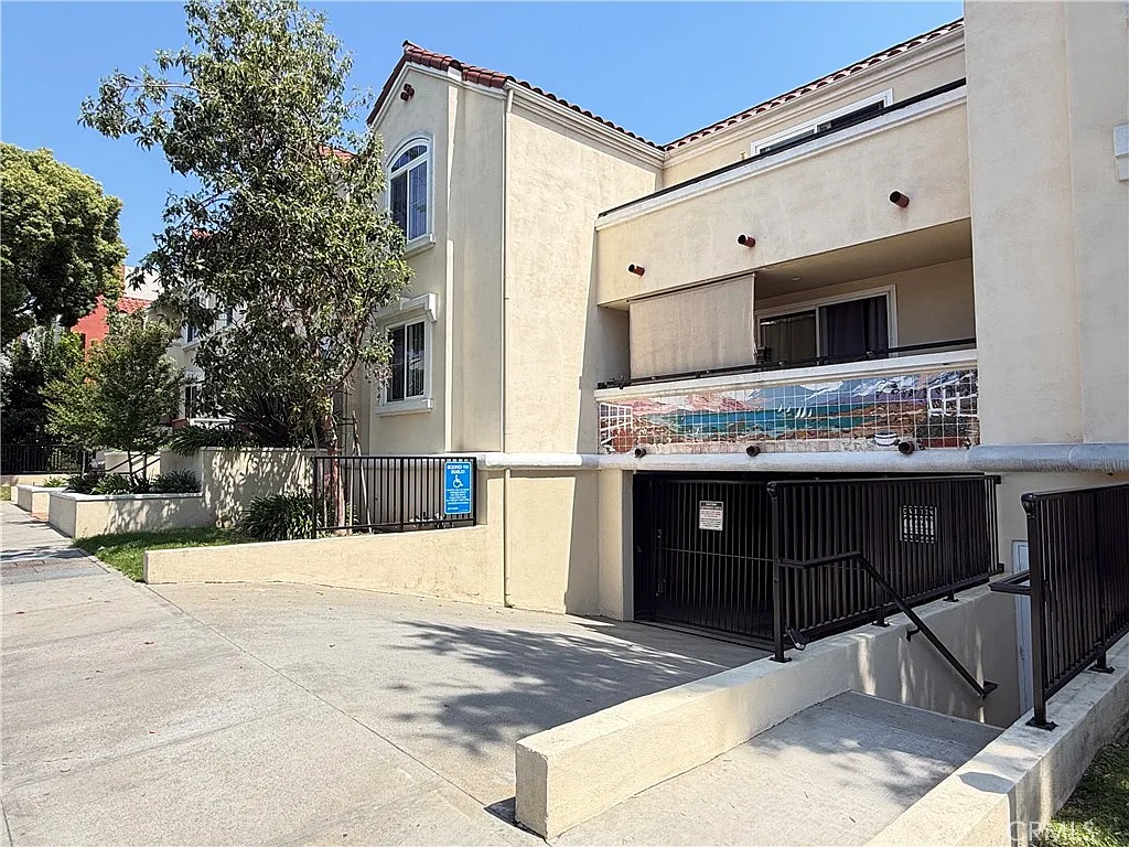 1 bed, 1.0 bath, 630 sqft, $2,400 — Photo 2